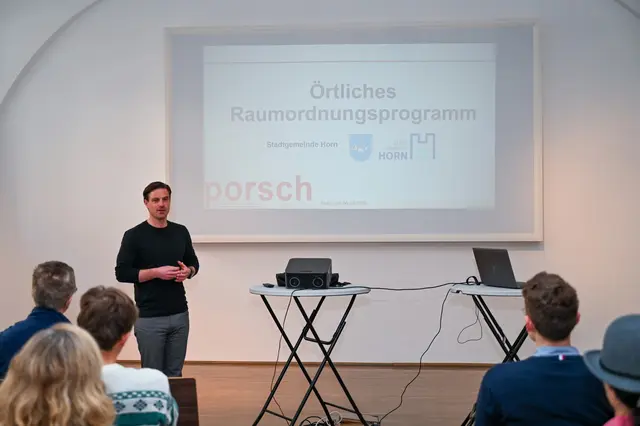 Architekt und Stadtrat Reinhard Litschauer erläuterte das örtliche Raumordnungsprogramm. | Foto: Stadtgemeinde Horn
