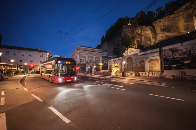 Derzeit werden bei den Salzburg Linien neue Obuslenkerinnen und Obuslenker gesucht. Hintergrund für den steigenden Personalbedarf ist die Liniennetzreform mit Mai 2027, bei der das große Linienkreuz mit einer Nord/Süd- und West/Ost-Verbindung umgesetzt wird. | Foto: Salzburg Linien / Georg Kukuvec