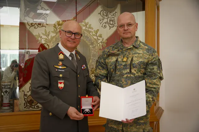Verleihung des Großen Ehrenzeichens für Verdienste um die Republik Österreich an Oberst des Generalstabsdienstes Wolfgang Kralicek