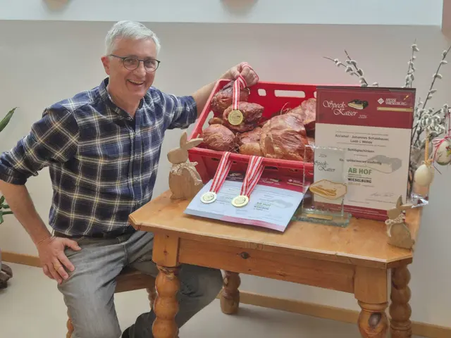 Gleich bei der ersten Teilnahme Gold geholt: Hannes Schabbauer aus Laab im Walde freut sich über die Auszeichnung zum Speck-Kaiser. | Foto: Schabbauer