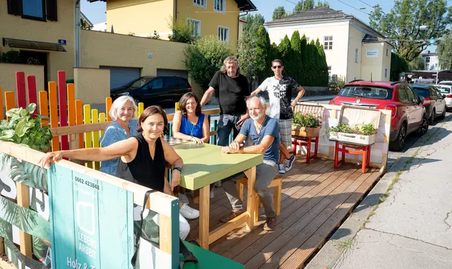 Parklets sind kleine, auf Parkplätzen eingerichtete Sitzbereiche, die aus Elementen wie Sitzflächen, Pflanzen, Beleuchtung, Regenschutz, Fahrradabstellmöglichkeiten oder sonstigen Installationen bestehen. Sie tragen wesentlich zur Aufenthaltsqualität bei und zeigen, wie vielseitig öffentlicher Raum genutzt werden kann. Im Bild: Parklet in der Siezenheimer Straße | Foto: Archivbild: Stadt Salzburg/Alexander Killer