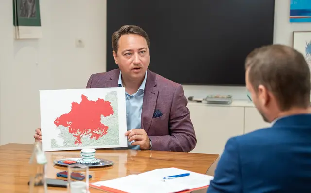 FPÖ-Chef Manfred Haimbuchner steht dem Windkraft-Ausbau in Oberösterreich seit Jahren skeptisch gegenüber.  | Foto: BRS/Schmid