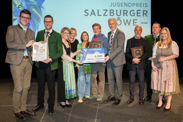 LR Maximilian Aigner, Kustos Andreas Herzog, Monika Wölfler, Rita Hackl, Heidrun Edelsbacher, Christian Fuchs, Volksbank-Vorstandsvorsitzender Michael Bielig, Ägidius Scheiber, Martin Seiwald, Nicole Hacksteiner | Foto: Christian Hagenmüller