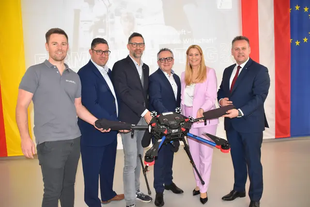 David Monetti (Skyability GmbH), Rene Fasching (WK Burgenland), Bernd Berghofer (IV Burgenland), Franz Bock (Bildungsdirketion Burgenland), Bildungslandesrätin Daniela Winkler, Thomas Schober (Direktor HTL Eisenstadt) bei der Eröffnung des Firmeninfotag 2026 an der HTL Eisenstadt. | Foto: Stefan Schneider/MeinBezirk