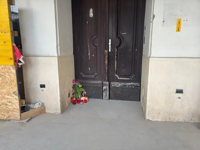 Während Kerzen vor dem Eingang zum Hof einer Baustelle in der Porzellangasse an die vier Todesopfer gedenken, ermitteln zuständige Behörden im Hintergrund weiter an der Unfallursache sowie ob es eventuell zu einer Straftat gekommen ist. | Foto: MeinBezirk