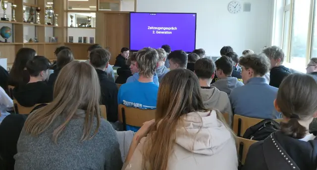 Die Jugendlichen lernten neulich über die Schicksäle von drei Leuten durch einen Referenten des Vereins Lila Winkel. | Foto: Verein Lila Winkel