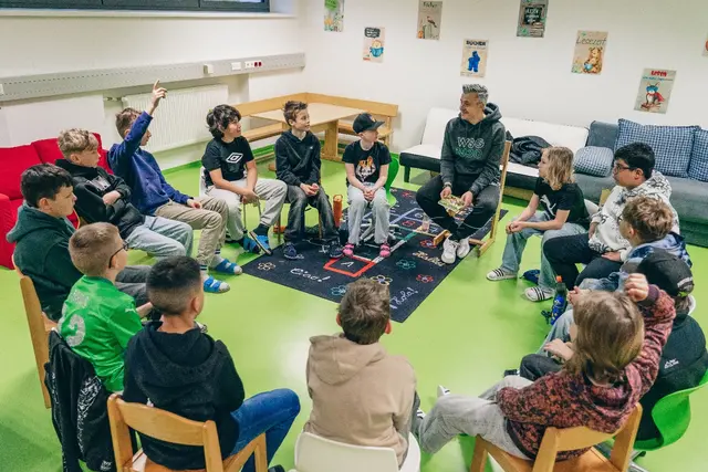 WSG-Cheftrainer Philipp Semlic der Einladung in die Volksschule im Höralt. | Foto: WSG Tirol