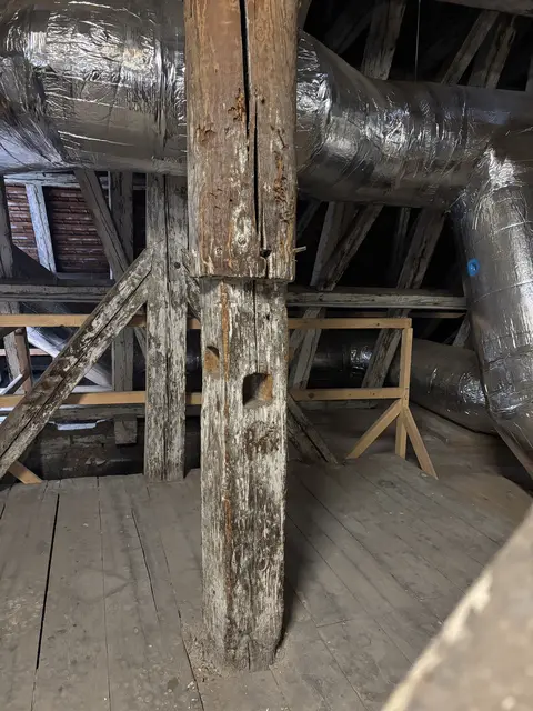 Das Gewinde: Vor der Installation der elektronischen Zugkraft mussten die Luster im Saal noch mit reiner Muskelkraft gehoben und gesenkt werden. | Foto: Schauer