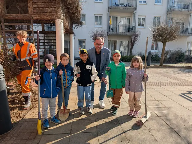 Bürgermeister Christian Deleja-Hotko mit den fleißigen Kindergartenkindern. | Foto: Stadtgemeinde Enns