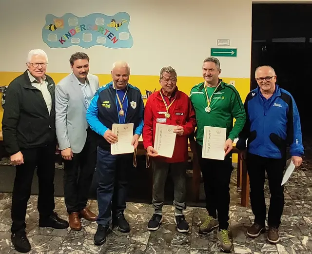 Günther Wastl (4.v.l.) vom Schützenverein Loibach sicherte sich bei den Bezirksmeisterschaften im März in Ettendorf den Titel. | Foto: Schützenverein Loibach