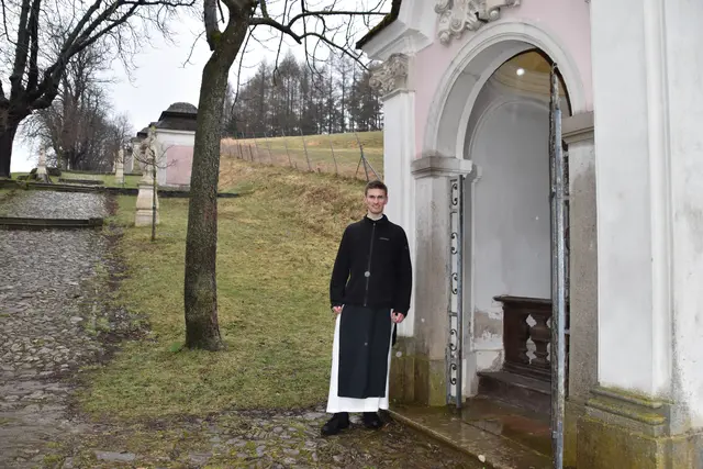 Pater Wilhelm Mauser beim Heiligenkreuzer Kreuzweg. | Foto: Mirjam Preineder