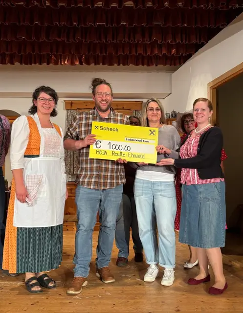 Die Einnahmen der Premiere kamen in diesem Jahr der Mobilen Jugendarbeit Reutte und Ehrwald zugute. | Foto: Theatergruppe Heiterwang