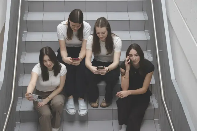 Eva, Nina, Jana und Elena haben den Selbstversuch gewagt und auf soziale Medien verzichtet. | Foto: BBS Rohrbach