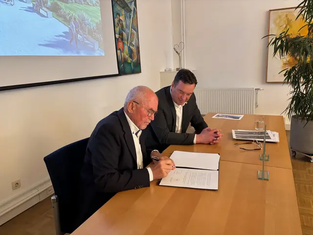 Am Freitag wurde offiziell der Schenkungssvertrag unterzeichnet. | Foto: MeinBezirk/Harald Almer