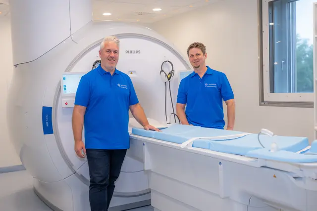 Die beiden Fachärzte für Radiologie Dr. Manuel Fisegger (l.) und Dr. Christian Obernhuber vor dem neuen Philips-MRT in Schärding. | Foto: Shots Of Love - Barbara Weber Photography
