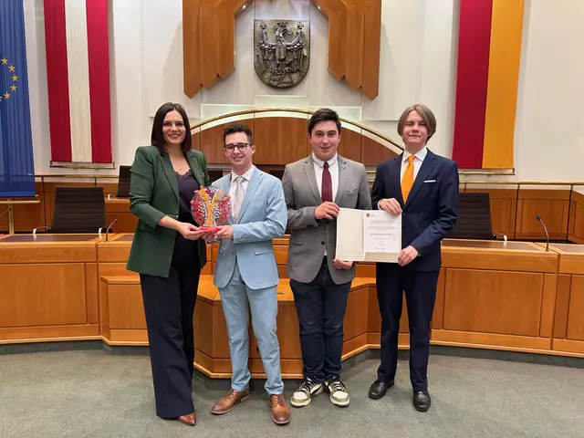 Schülertrio überzeugt mit neuem Demokratie-Instagram-Projekt