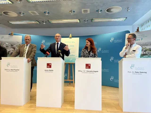 Landeshauptmann Anton Mattle und Gesundheitslandesrätin Cornelia Hagele präsentierten mit Bezirkskrankenhausverbandsobmann Rudi Puecher und dem ärztlichen Direktor Peter Ostertag den Erweiterungsbau für das Bezirkskrankenhaus Kufstein. | Foto: Barbara Fluckinger