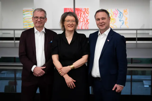 v.r.: Kulturminister Andreas Babler (SPÖ) mit dem neuen Führungsduo aus Nina Zimmer und Wolfgang Bergmann.  | Foto: BMWKMS/Pusch