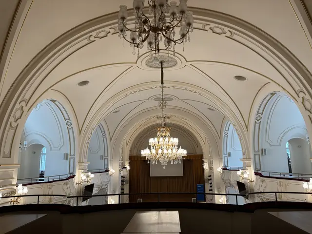 Das Dachgewölbe des Sparkassensaal zeigt es noch: Hier lebten einst die Jesuiten in einer Barockkirche. | Foto: Schauer