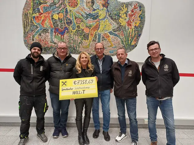 Ursula Mattersberger - Obfrau der Kinderkrebshilfe Tirol nimmt stellvertretend den Scheck entgegen. | Foto: Speckbacher - Schützenkompanie Hall in Tirol