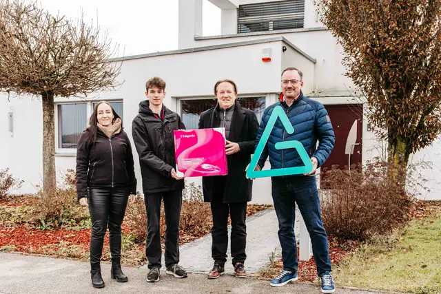 Glasfaserteam bei Kundenaktivierung, v.l.n.r: Jennifer Gajic (Magenta), Kevin Rosatzin (Magenta Shop, Steyr), Thomas Brückner, Jürgen Münzner (Alpen Glasfaser). | Foto: Markus Hanetseder