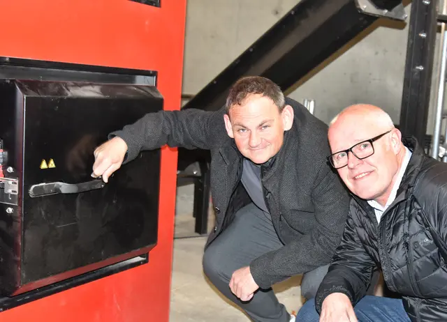 Kontrolle, ja der Ofen brennt; 2386 Obmann Werner Köck erklärt die Anlage; | Foto: Herbert Schleich