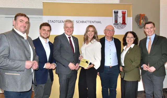 Gruppenfoto mit Organisatoren vom Forom Schrattenthal;  | Foto: Herbert Schleich