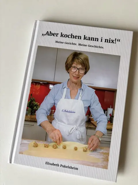 Mit ihren Töchtern und Enkeln hat sich Elisabeth Pukelsheim an ihr Wirken als Haubenköchin erinnert - Entstanden ist eine Rezeptsammlung mit Blick in die Geschichte sowie liebevollen Anekdoten.  | Foto: MeinBezirk.at/Astrid Siebert
