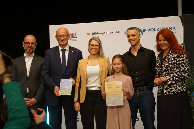 Landeshauptmann Anton Mattle und Bildungslandesrätin Cornelia Hagele überreichen Sandra Weber gemeinsam mit ihrer Familie den Landespreis beim Tiroler Vorlesetag 2026. | Foto: MeinBezirk/SPRENGER