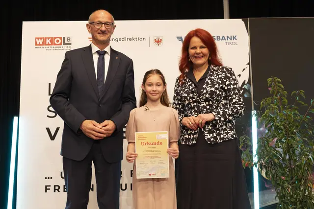 LH Anton Mattle und LRin Cornelia Hagele gratulieren Sandra Weber, der Gewinnerin des tirolweiten Geschichtenwettbewerbs. | Foto: Land Tirol/Sedlak