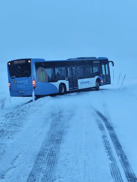 Ein Bus war am Freitagmorgen in Lebenbrunn in Richtung Kogl von der Straße abgekommen und konnte nicht mehr selbstständig weiterfahren.  | Foto: Feuerwehr Oberpullendorf