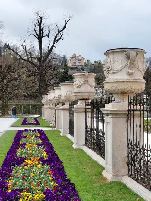 Im Mirabellgarten mit blick auf den Mönchsberg mit Schloss Mönchstein  | Foto: H.Bachinger