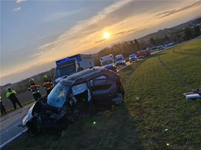 Nach einem Unfall war eine Person in diesem Auto eingeschlossen. | Foto: FF Aurolzmünster
