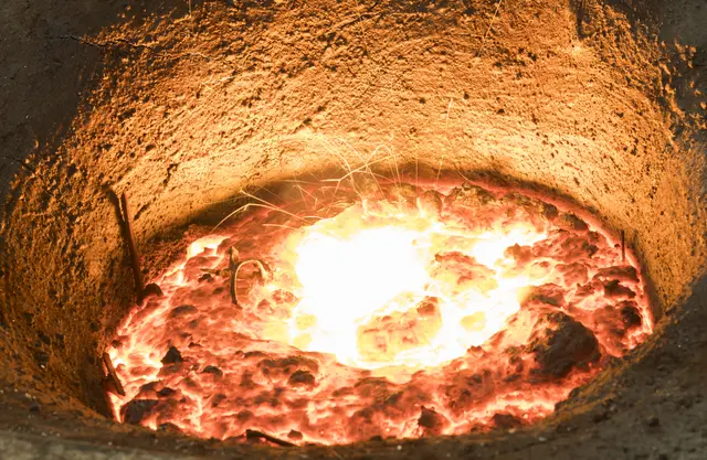 In Brixlegg kam es am Freitagmorgen zu einer Explosion auf einem Betriebsgelände, bei der Schlackereste rund 60 Meter weit geschleudert wurden. (Symbolbild) | Foto: smarterpix/wsintapanon.hotmail.com