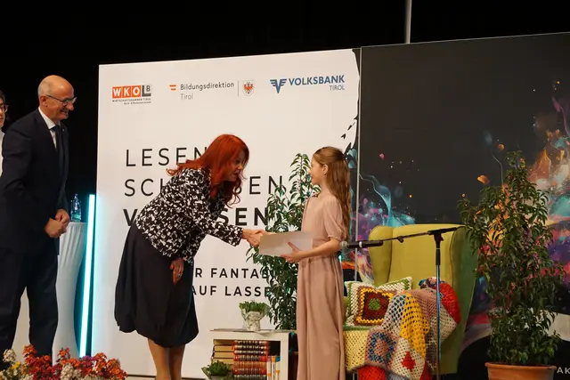 Auch LRin Cornelia Hagele gratulierte zu der Leistung herzlich. | Foto: MeinBezirk/SPRENGER