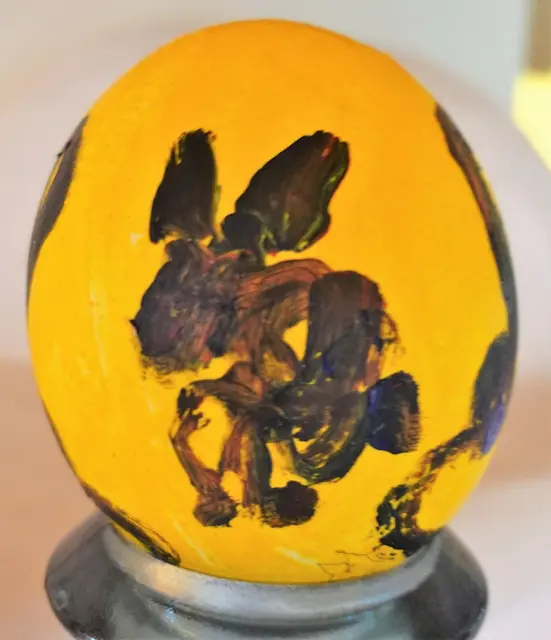 Ein Kunstwerk (Mundmalerei) vom Künstler (Mundmaler) Paulus Ploier, Seitenansicht vom Osterei-Kunstwerk mit dem Titel: "Fruchtbarkeit (2023)", Technik: Acryl, Höhe circa 14 cm | Foto: www.paulus-art.at