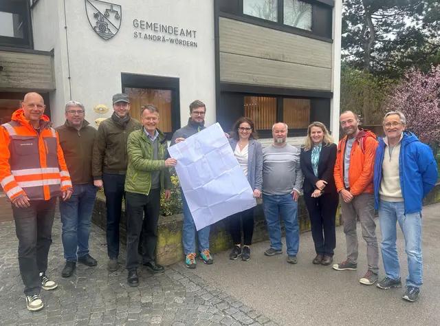 Projektsüberprüfung am Hagenbach: Gerhard Tlohy (Gemeinde), Gebietsbauleiter-Stellvertreter Christian Stundner (Wildbachverbauung), Stefan Heinrich (Gemeinde), Sektionsleiter Christian Amberger (Wildbachverbauung), Bürgermeisterin Susanna Kittinger, Christian Kraft, Dagmar Pertl (alle Gemeinde), Gebietsbauleiter Stephan Vollsinger, Günther Hochleitner (beide Wildbachverbauung) | Foto: WLV