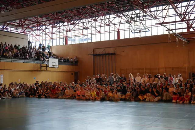 Rund 550 Kinder und Jugendliche sowie ihre treuen Fans füllten die Turnhalle der MS O-Dorf.  | Foto: AMG