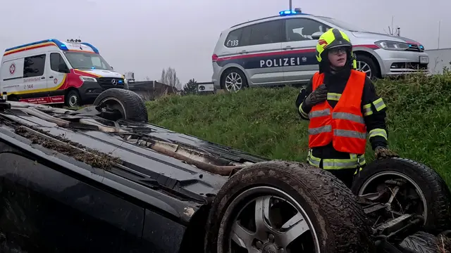 Verkehrsunfall mit Überschlag – Fahrzeug im Graben