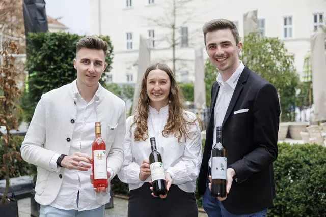 Drei Herz-Winzer und ihre Herz-Weine 2026 (v.l.): Mathias Weber (Weingut Weber/St. Stefan/Stainz) mit Schilcher, Stefanie Leitner (Weingut Leitner/Ilztal) mit Weißburgunder, Andreas Lobe für das Landesweingut Silberberg/Leibnitz mit Sauvignon -Blanc. | Foto: STG / Erwin Scheriau