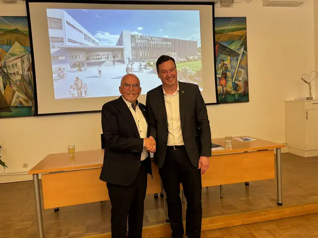 Jochen Bocksruker war immer noch ganz geflasht von der Schenkung von Otto Kresch. | Foto: MeinBezirk/Harald Almer