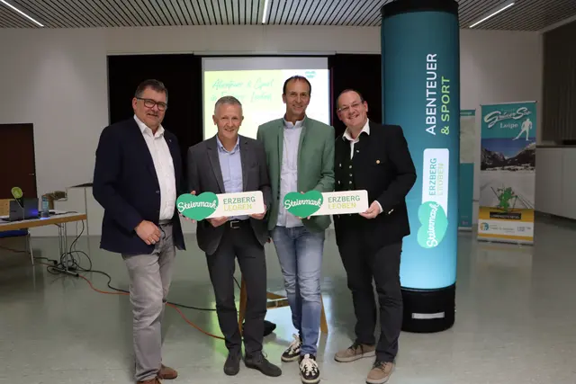 Bei der Vollversammlung des Tourismusverbands Erzberg-Leoben standen der Rechnungsabschluss 2025 sowie die touristische Ausrichtung für das kommende Jahr im Zentrum. Im Bild: Stv.-Vorsitzender Mario Angerer, Finanzreferent Johann Roth, Vorsitzender Rudolf Tischhart und Geschäftsführer Markus Leitner (v. l.) | Foto: TV Erzberg-Leoben/Hessenberger