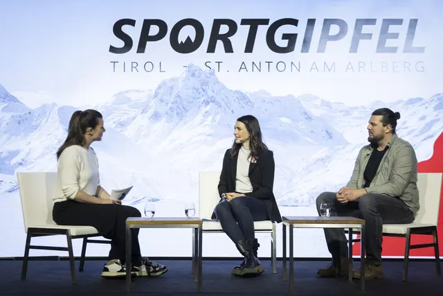 Olympiasiegerin Janine Flock mit ihrem Athketikcoach Franz Estherhammer und Moderatorin Amelie Stiefvatter. | Foto: TVB St. Anton am Arlberg/Hetfleisch