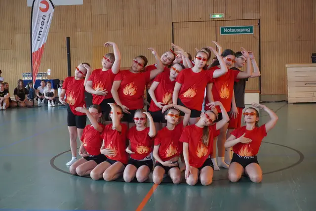 Mit ihrer Choreografie erzählten die "Fire Flames" wie kraftvolll, schön aber auch gefährlich Feuer sein kann.  | Foto: AMG