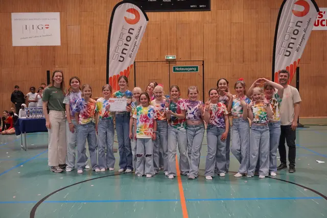 Platz 2 holten sich die Mädels der Klassen 1c und 1d der MS Voderes Stubai mit dem kecken Namen "Dancing Queens Stubai". | Foto: AMG