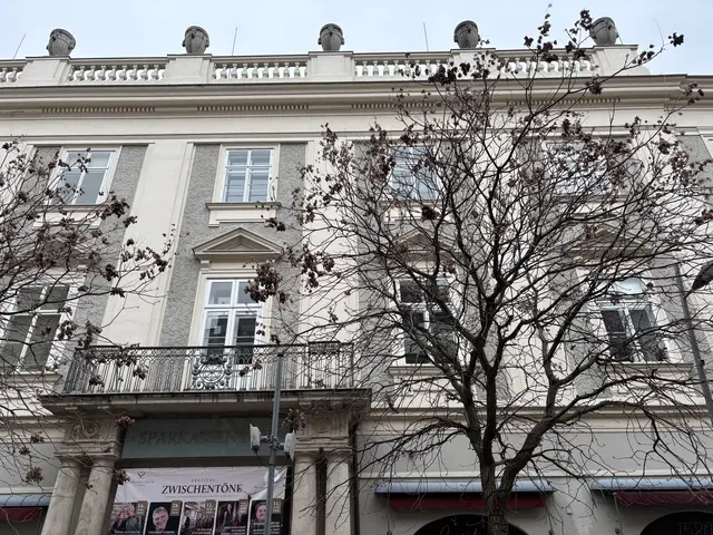 Hinter dieser modernen Fassade versteckt sich eine barocke Kirche. | Foto: Schauer