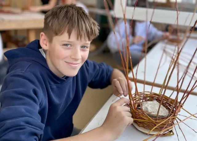 Schüler flechten Osterkörbchen aus Weiden mit viel Geschick