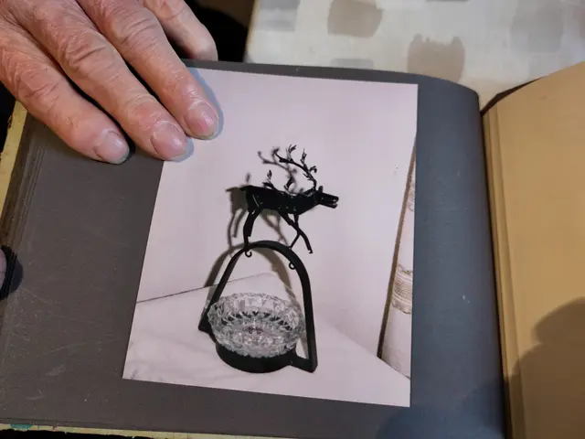 Der Aschenbecher mit Hirsch: In seinem Fotoalbum sammelt Geyeregger die besten Basteleien. | Foto: Berger
