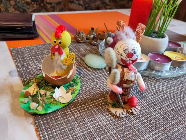Passend zur Osterzeit zieren Osterhasen und Kücken aus Kork, Holz und Eierschale die Wohnung. | Foto: Berger