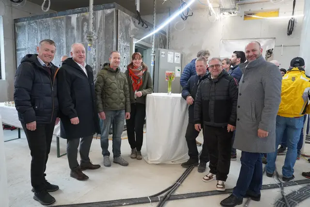 Geschäftsleiter Stefan Jenewein, Dir. Thomas Maier, Obmann Stefan Haas, Vorständin Martina Siller, Obmann-Stv. Albert Albenberger, AR-Vors. Peter Weichinger und Bgm. Daniel Stern vor dem noch leeren Tresor. | Foto: Kainz